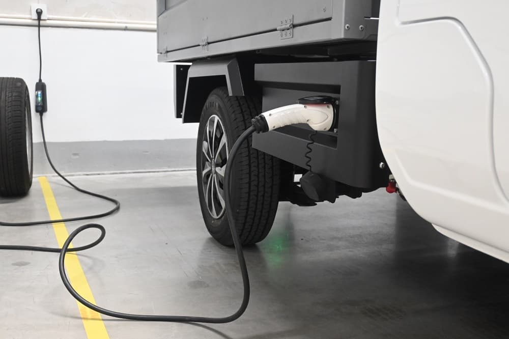 Veicolo elettrico urbano Nextem visto di lato